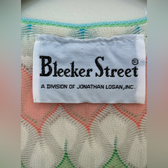 Fabulous 70s Vintage Sleeveless V-Neck Sundress! Fits like an XS - by Bleeker St - Picture 15 of 15